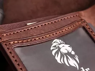 Шкіряний гаманець з прозорим відділом для ID паспорта або водійського посвідчення, три карти та дві таємні кишені