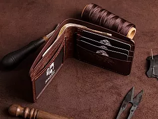 Шкіряний гаманець з прозорим відділом для ID паспорта або водійського посвідчення, три карти та дві таємні кишені