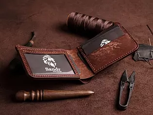 Шкіряний гаманець з прозорим відділом для ID паспорта або водійського посвідчення, три карти та дві таємні кишені