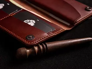 Гаманець на рівну купюру з внутрішнім відділом для монет на кнопці та чотири відділи для карт