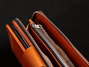 Шкіряне масивне портмоне на дві секції одна з яких на блискавці