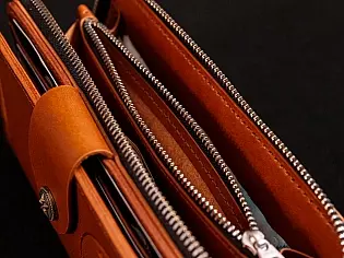 Шкіряне масивне портмоне на дві секції одна з яких на блискавці