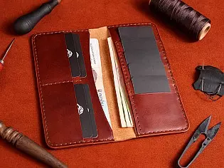 Гаманець на рівну купюру шкіряний вміщає 2 кишені для банкнот та 9 для карток