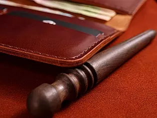 Гаманець на рівну купюру шкіряний вміщає 2 кишені для банкнот та 9 для карток