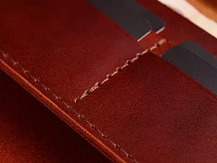 Гаманець на рівну купюру шкіряний вміщає 2 кишені для банкнот та 9 для карток