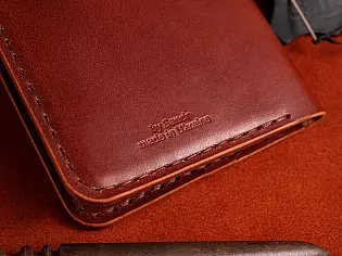 Гаманець на рівну купюру шкіряний вміщає 2 кишені для банкнот та 9 для карток