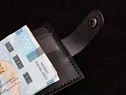 Порівняння гаманця на складену купюру та гаманця-затиску з металевим механізмом притиску купюр