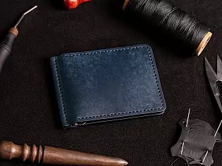 Шкіряний гаманець пошитий з італійської шкіри вміщає чотири внутрішні відділи для пластикових карт, ручний пошив