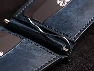 Шкіряний гаманець пошитий з італійської шкіри вміщає чотири внутрішні відділи для пластикових карт, ручний пошив