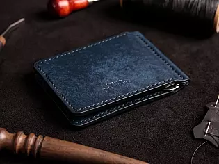 Шкіряний гаманець пошитий з італійської шкіри вміщає чотири внутрішні відділи для пластикових карт, ручний пошив