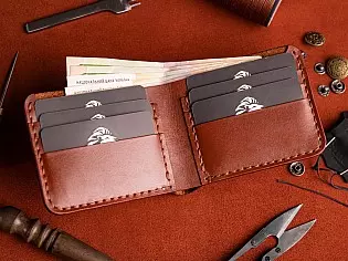 Компактний шкіряний чоловічий гаманець пошитий вручну поміщає 6 відділів для карток