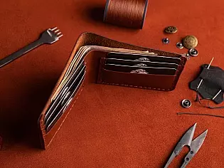 Компактний шкіряний чоловічий гаманець пошитий вручну поміщає 6 відділів для карток