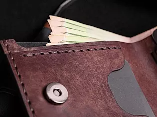 Шкіряний чоловічий гаманець ANGLE внутрішня кнопка магніт та зовнішній відділ для монет на замочку