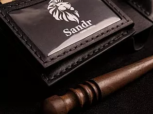 Шкіряний крафтовий гаманець на кнопці з прозорими відділами для документів, карток та монет