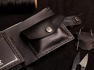 Шкіряний крафтовий гаманець на кнопці з прозорими відділами для документів, карток та монет