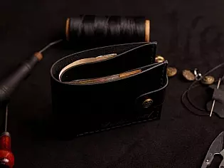 Шкіряний крафтовий гаманець на кнопці з прозорими відділами для документів, карток та монет