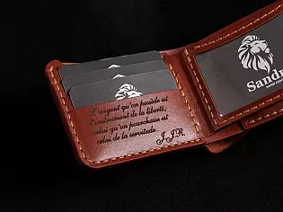 Пошитий вручну шкіряний гаманець з прозорим відділом для документів, карток та монет