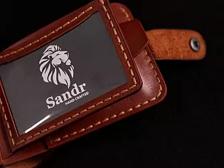 Пошитий вручну шкіряний гаманець з прозорим відділом для документів, карток та монет