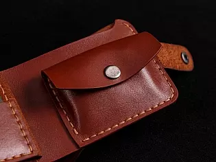 Пошитий вручну шкіряний гаманець з прозорим відділом для документів, карток та монет