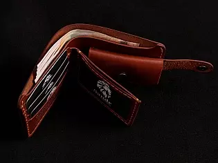 Пошитий вручну шкіряний гаманець з прозорим відділом для документів, карток та монет