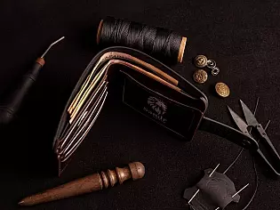 Шкіряний чоловічий гаманець на кнопці з прозорим відділом для id документів та три карти