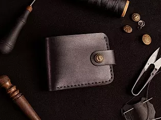 Шкіряний чоловічий гаманець на кнопці з прозорим відділом для id документів та три карти