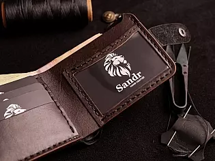 Шкіряний чоловічий гаманець на кнопці з прозорим відділом для id документів та три карти