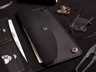 Шкіряне портмоне на рівну купюру з внутрішнім відділом для монет на кнопці