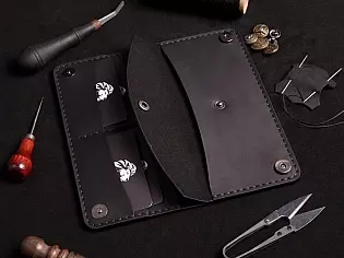 Шкіряне портмоне на рівну купюру з внутрішнім відділом для монет на кнопці