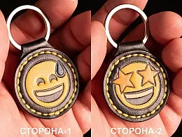Шкіряний брелок з тисненням смайликів  усміхнене обличчя з краплиною поту та усміхнене обличчя із зірками в очах