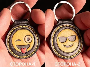 Шкіряний брелок двосторонній з тисненням смайликів усміхнене обличчя, що підморгує та висовує язик та усміхнене обличчя в окулярах