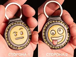 Шкіряний брелок з тисненням смайликів обличчя з підозрілим або вдумливим виразом та усміхнене обличчя з висунутим язиком Шкіряний брелок з тисненням смайликів обличчя з підозрілим або вдумливим виразом та усміхнене обличчя з висунутим язиком