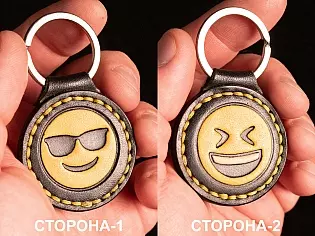 Шкіряний брелок двосторонній з тисненням смайликів усміхнене обличчя в окулярах та усміхнене обличчя із заплющеними очима