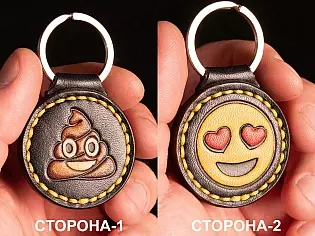 Шкіряний брелок двосторонній з тисненням смайликів кумедне обличчя у вигляді жартівливого символу та усміхнене обличчя з очима у формі сердець