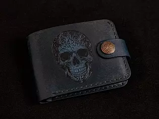 Шкіряний гаманець синього кольору з тисненням черепа та монетницею