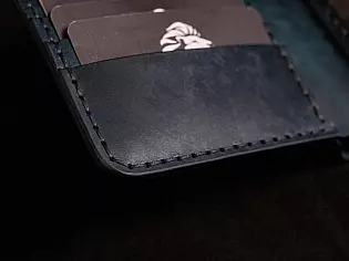 Шкіряний гаманець синього кольору з тисненням черепа та монетницею