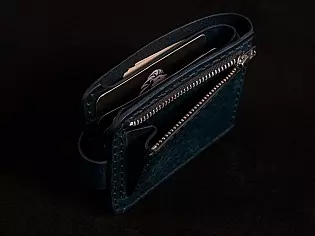 Шкіряний гаманець синього кольору з тисненням черепа та монетницею