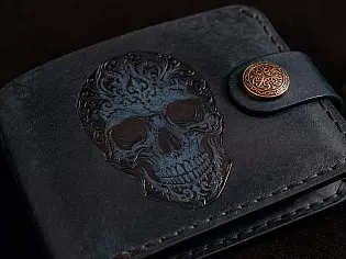 Шкіряний гаманець синього кольору з тисненням черепа та монетницею
