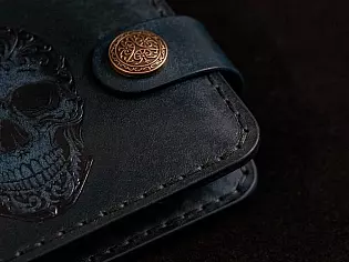 Шкіряний гаманець синього кольору з тисненням черепа та монетницею