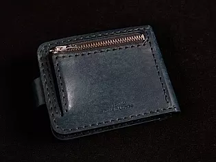 Шкіряний гаманець синього кольору з тисненням черепа та монетницею