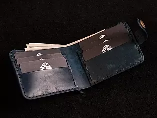 Шкіряний гаманець синього кольору з тисненням черепа та монетницею