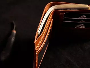 Шкіряний гаманець з промальованим тисненням зображення стародавнього воїна месника. ручний пошив, якісна італійська шкіра, 