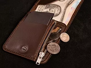 Гаманець з відкритим відділом для купюр, компактним формфактором, монетницею та відділами для карток