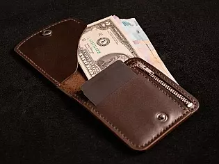 Гаманець з відкритим відділом для купюр, компактним формфактором, монетницею та відділами для карток