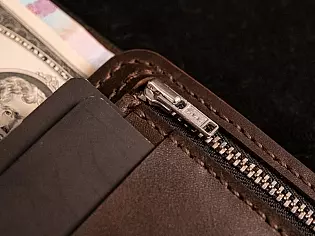 Гаманець з відкритим відділом для купюр, компактним формфактором, монетницею та відділами для карток