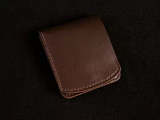 Гаманець з відкритим відділом для купюр, компактним формфактором, монетницею та відділами для карток