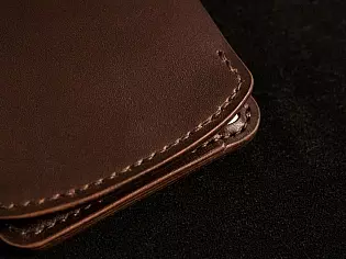 Гаманець з відкритим відділом для купюр, компактним формфактором, монетницею та відділами для карток