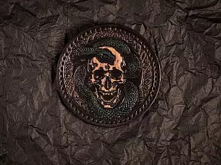 Патч із тисненим зображенням черепа та змії