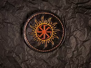 Патч із тисненим зображенням слов’янського символу Сонця — Коловороту