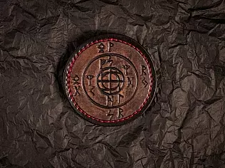 Шкіряний патч із тисненим зображенням рунічного символу